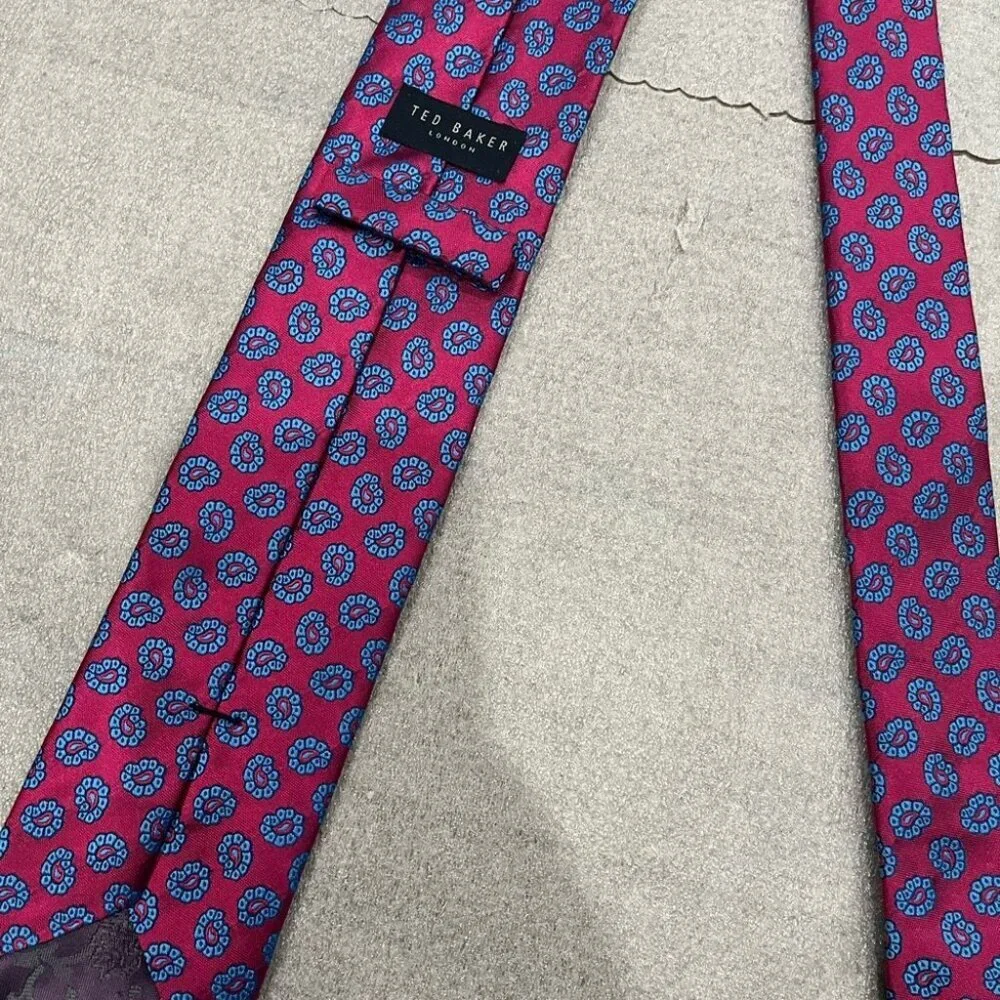 [W2.75”]Ted Baker Elegant Red and Blue Paisley Patterned Textured Silk Tie